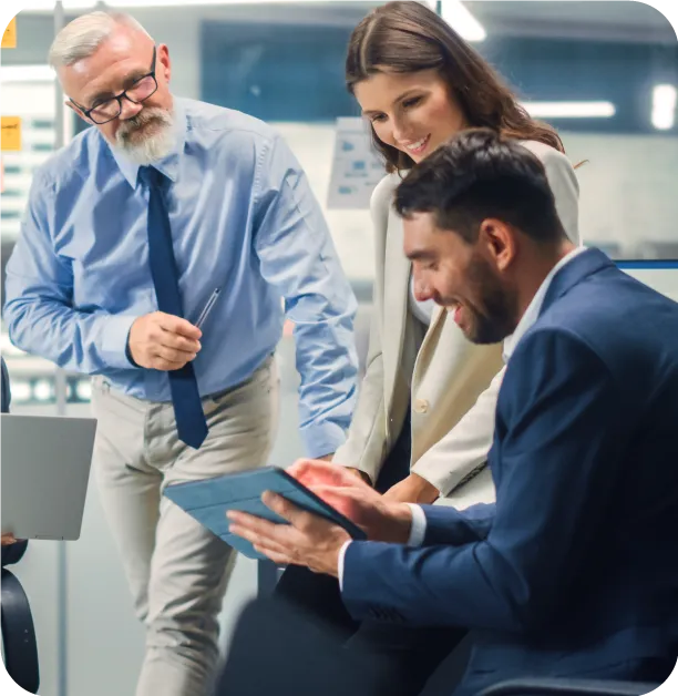Tres colegas revisando una tableta en una oficina